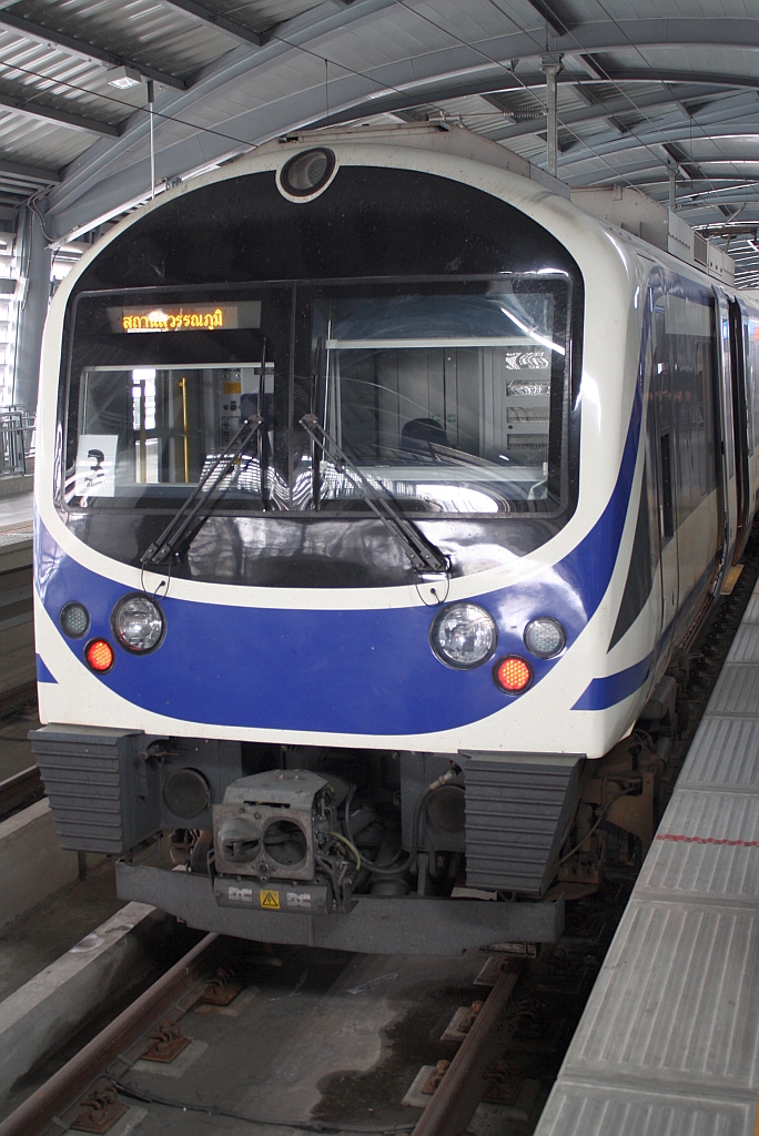SRTET-Triebwagen 2022 der City-Line am 12.Mrz 2011 in der Endstation Phaya Thai.