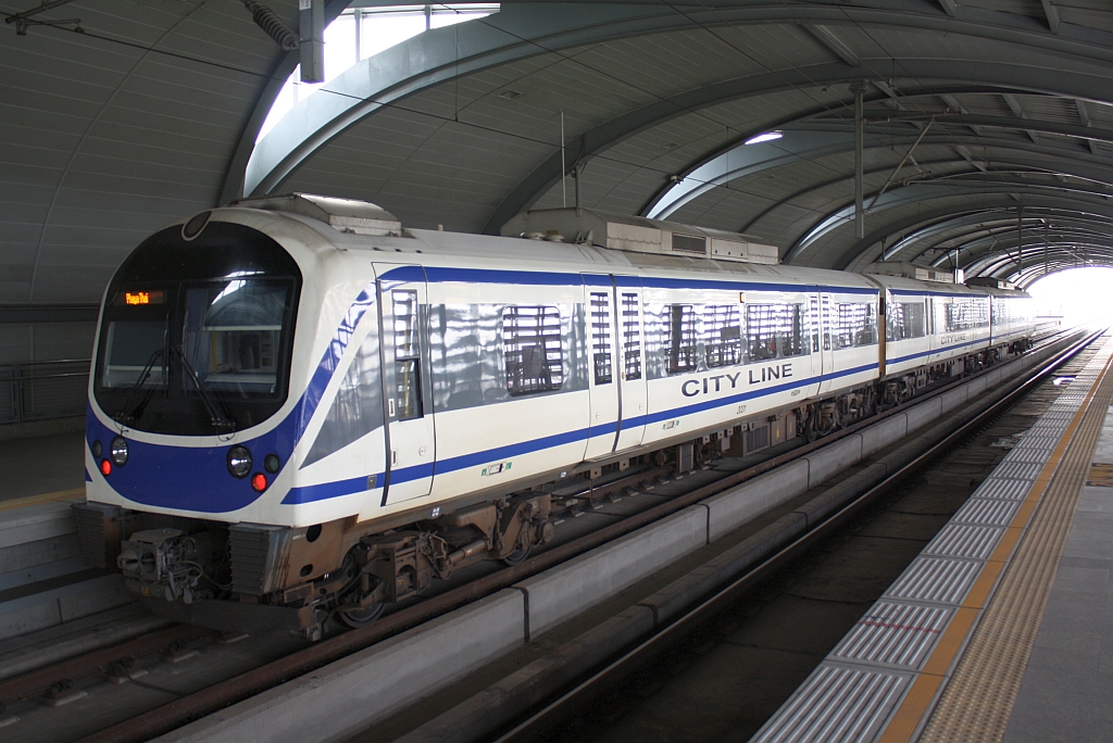SRTET-Triebwagen 2031 der City-Line am 10.März 2012 in der Station Lat Krabang.