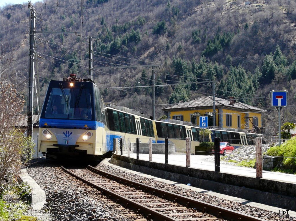 SSIF / FART - Panoramazug von Domodossola nach Locarno ABe 4/4 84 +  B 811 + Be 4/4 88 + ABe 4/4 81 beim verlassen des Bahnhof Intagna am 05.04.2010