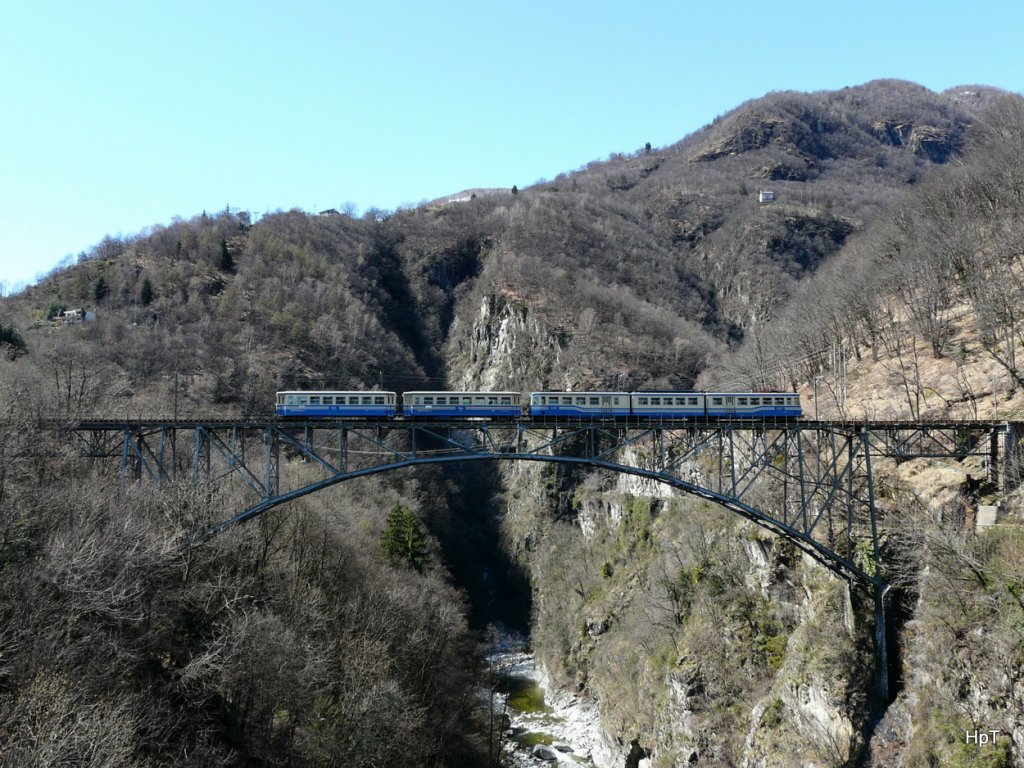 SSIF / FART - Schnellzug von Domodossola nach Locarno mit dem Triebwagen ABe 8/8 22 und den Personenwagen 2 Kl. B 122 und 1 Kl. A 120 auf der Brcke bei Intragna am 05.04.2010