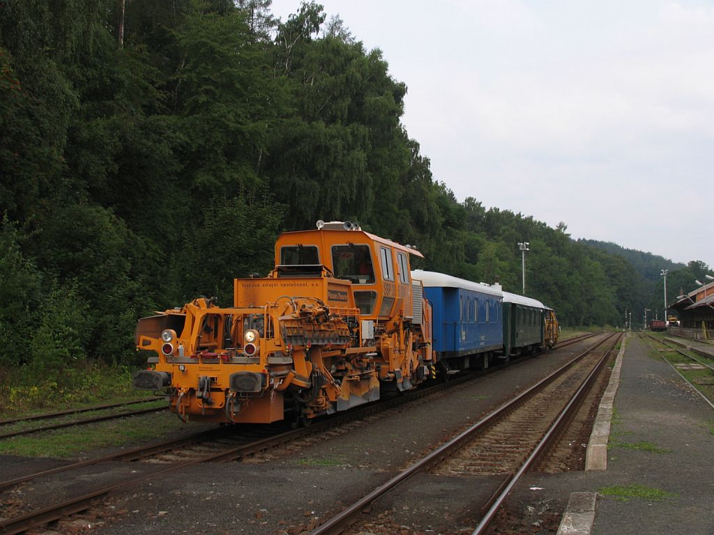 SSP 205 SW mit einem Bauzug auf Bahnhof Dvůr Krlov nad Labem am 4-8-2011.