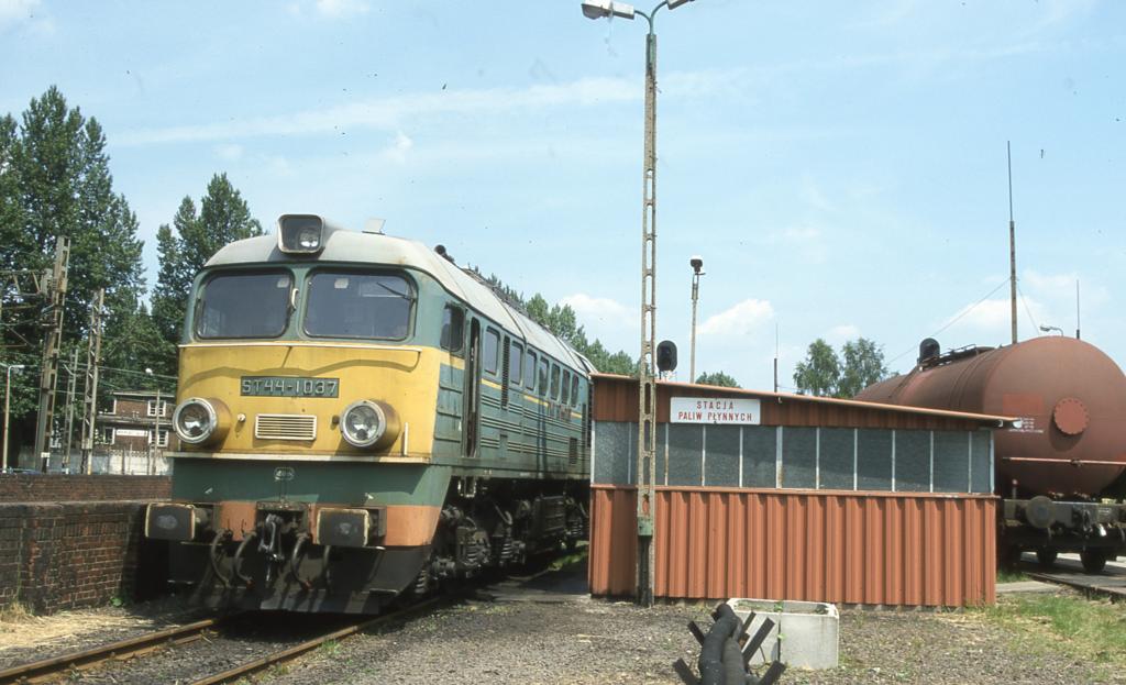 ST 44 2037 ist asm 15.6.2001 von einem Einsatz in das Depot Ratibor zurck gekehrt.
Bevor sie in den Schuppen fuhr, wurde sie hier an der Dieseltankstelle wieder
fr den nchsten Einsatz befllt.