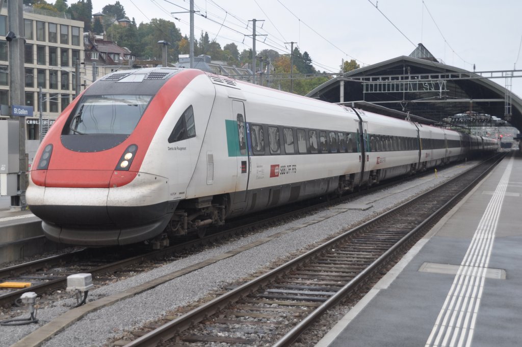 ST. GALLEN (Kanton St. Gallen), 04.10.2012, ICN 500 013 mit ICN 500 040 (vorderes Zugteil) als IC 527 von Genève-Aéroport nach St.Gallen im Endbahnhof St. Gallen HB