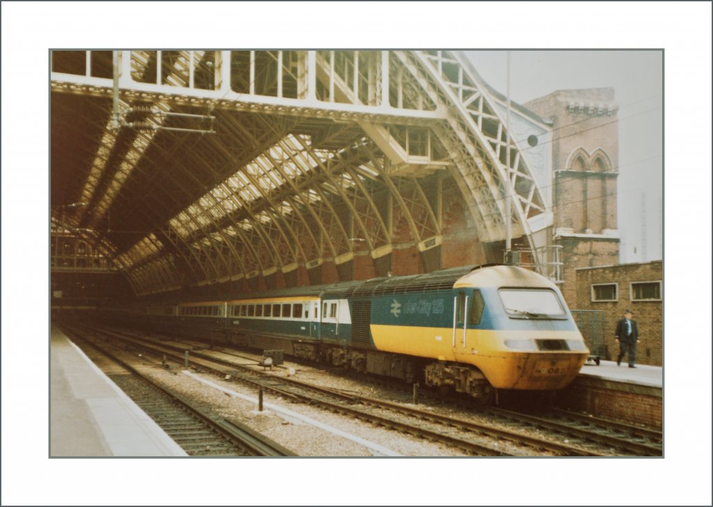 St Pancras zu British-Rail Zeiten: Ein HST 125 wartet auf die Abfahrt Richtung  Sheffield.
Heute fahren von der fast gleichen Stelle Eurostarzüge nach Paris, Bruxelles und vielleicht bald nach Genève...
London, den 19. Juni 1984