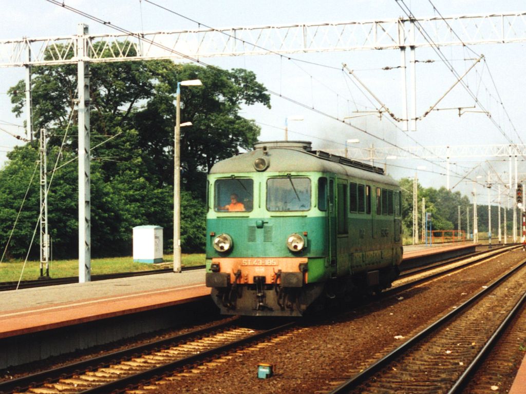 ST43-185 auf Bahnhof Rzepin am 19-7-2005. Bild und scan: Date Jan de Vries.