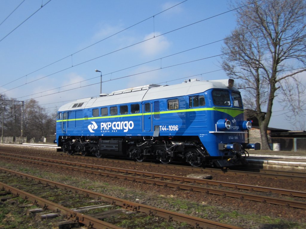 ST44-1096 whrend der Probefahrt aus der PESA am 08.04.2010 in Kotomierz.