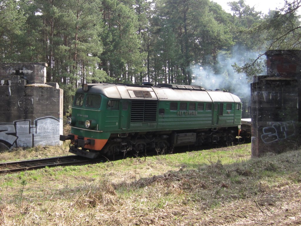 ST44-1108 unterwegs nach Wierzchucin am 14.04.2010 im Wald in der Nhe von Maksymilianowo.