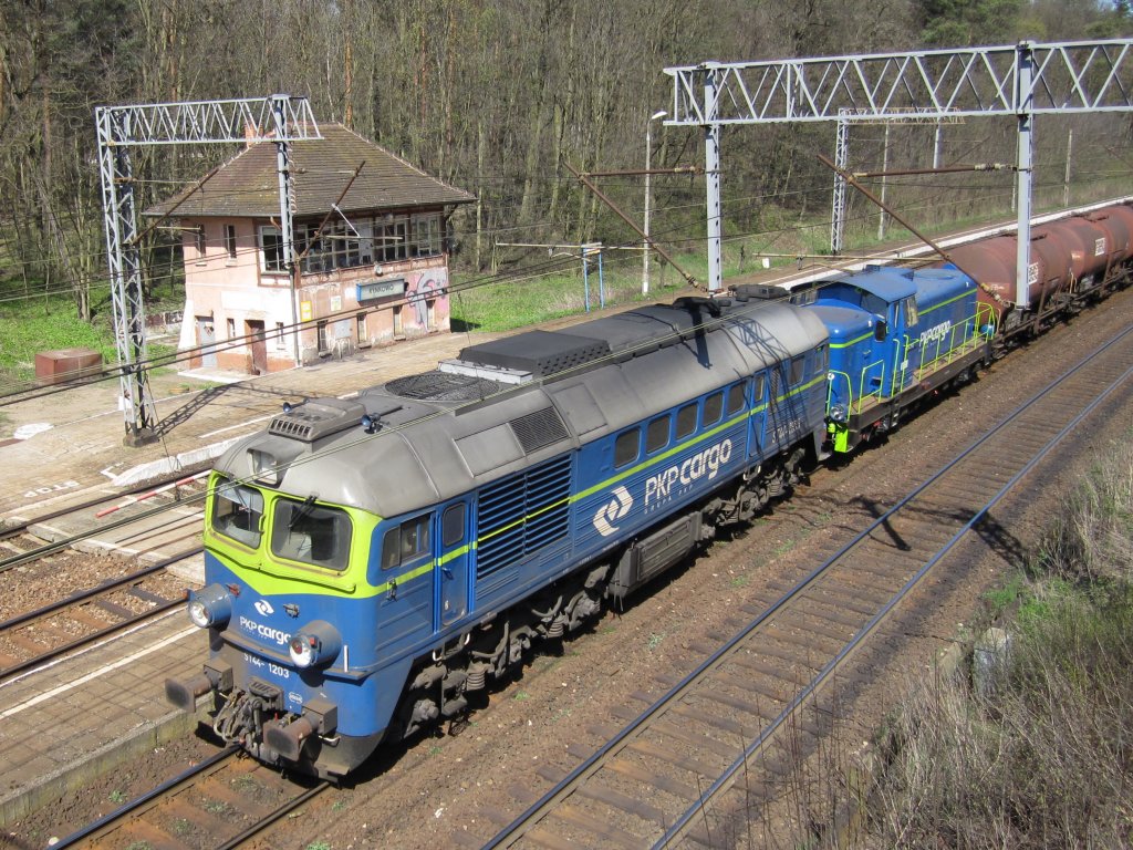 ST44-1203 und eine SM42 fahren mit einem Kesselzug am 20.04.2010 durch Station Rynkowo nach Bydgoszcz Wschd.