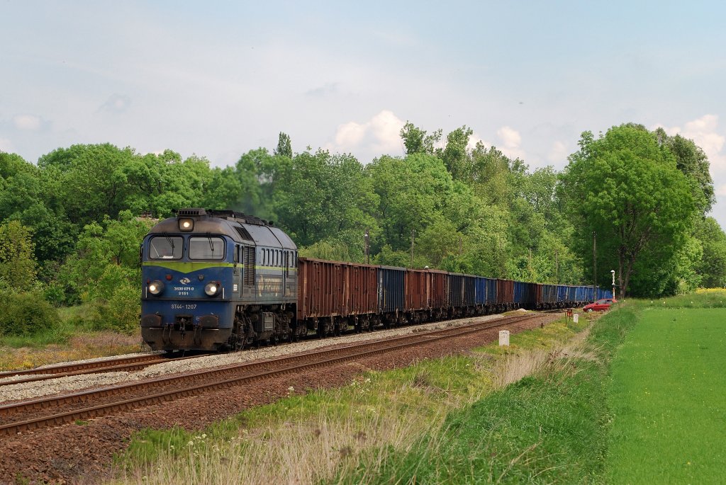 ST44-1207 mit Kohlezug bei Jedrzychow (18.05.2011)