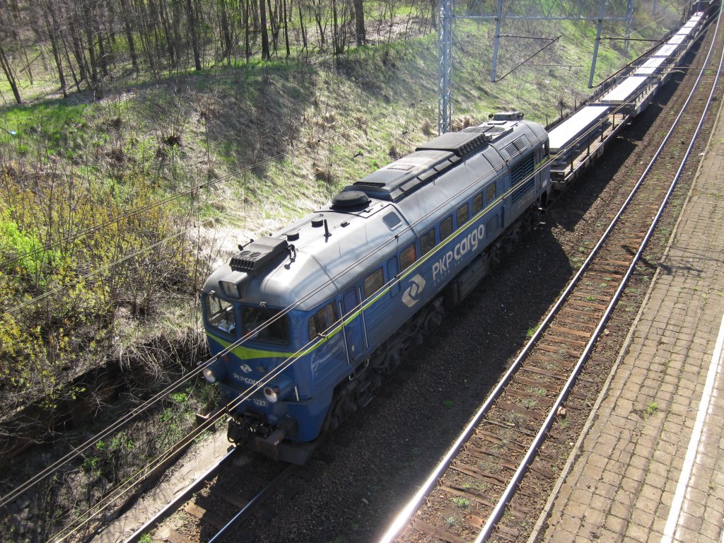 ST44-1222 fhrt 20 Kilometer pro Stunde mit einem schweren Gterzug am 25.04.2010 durch Bydgoszcz Rynkowo in Richtung Maksymilianowo.