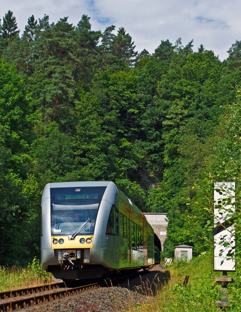 Stadler GTW 2/6 der Hellertalbahn hat am 03.07.2012 gerade den Alsdorfertunnel verlassen. Er fhrt die Strecke Betzdorf-Herdorf-Haiger-Dillenburg, auf der KBS 462 (Hellertalbahn).