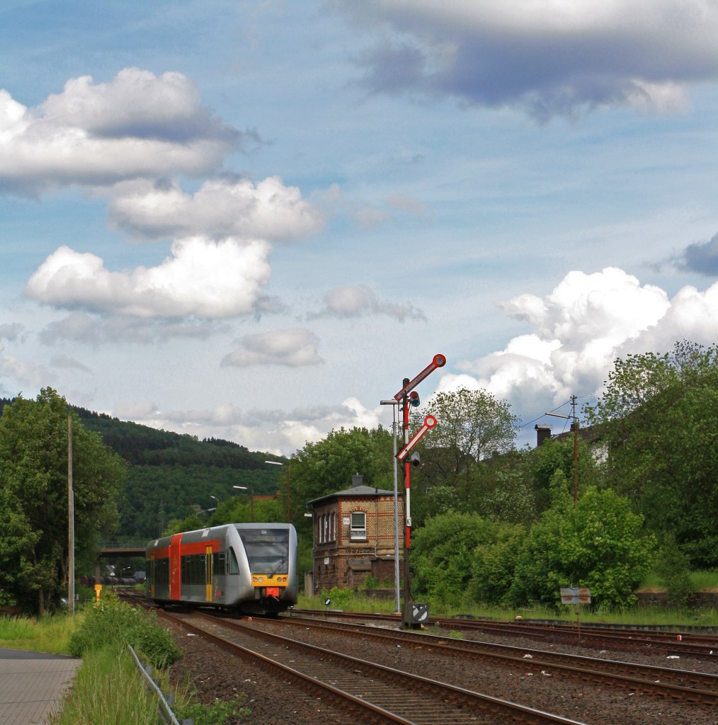 Stadler GTW 2/6 der Hellertalbahn passiert am 18.05.2011 das Stellwerk Herdorf Ost, er kommt vom Bf Herdorf und fhrt Richtung Dillenburg.