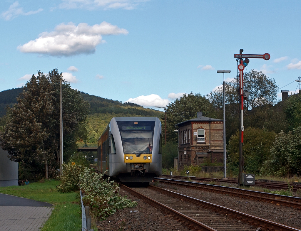 Stadler GTW 2/6 der Hellertalbahn passiert am 12.09.2011 das Stellwerk Herdorf Ost, er fhrt Richtung Betzdorf.
