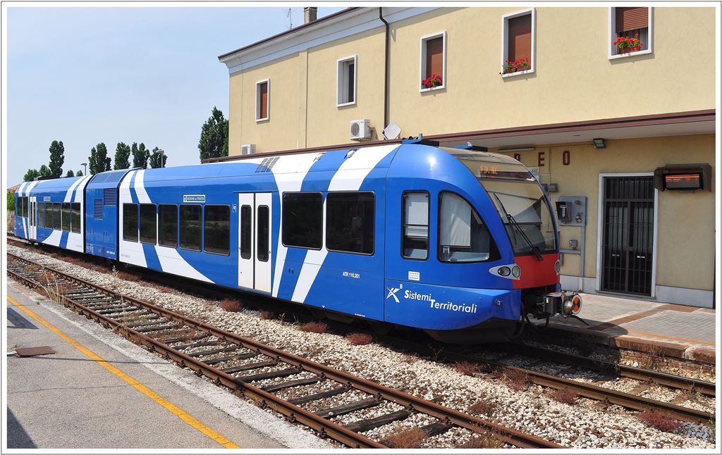 Stadler GTW sind auch im Podelta angekommen. ATR 110 201 in Loreo. (15.06.2013)