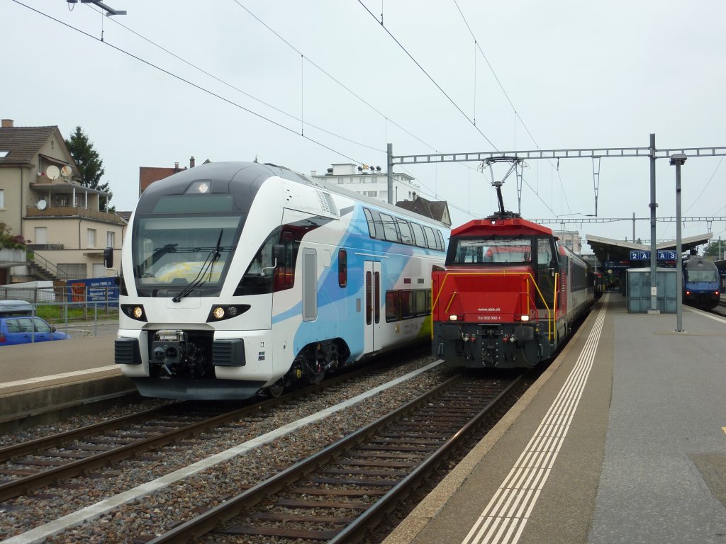 Stadler KISS der WESTbahn auf Testfahrt in Romanshorn, neben Ee 922.
20.07.2011; 16:20