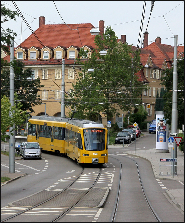 Stadler Tango in Stuttgart - 

Heute hatte ich mal Gelegenheit die neue Stuttgarter Stadtbahn-Triebwagen in Fahrt zu fotografieren. Man sieht sie immer wieder als Fahrschulwagen auf der Strecke. Hier verlässt der Zug die Haltestelle Wimpfener Straße in Zuffenhausen in Stadteinwärtsrichtung. 

25.07.2013 (M)