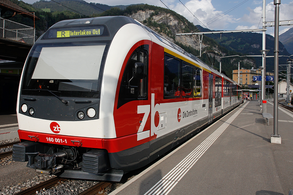 Stadler Zahnrad- und Adhsionstriebzug ABeh 160 001-1  FINK  der Zentralbahn steht im Bahnhof Meiringen bereit. Aufnahme vom 21. August 2012, 18:25
