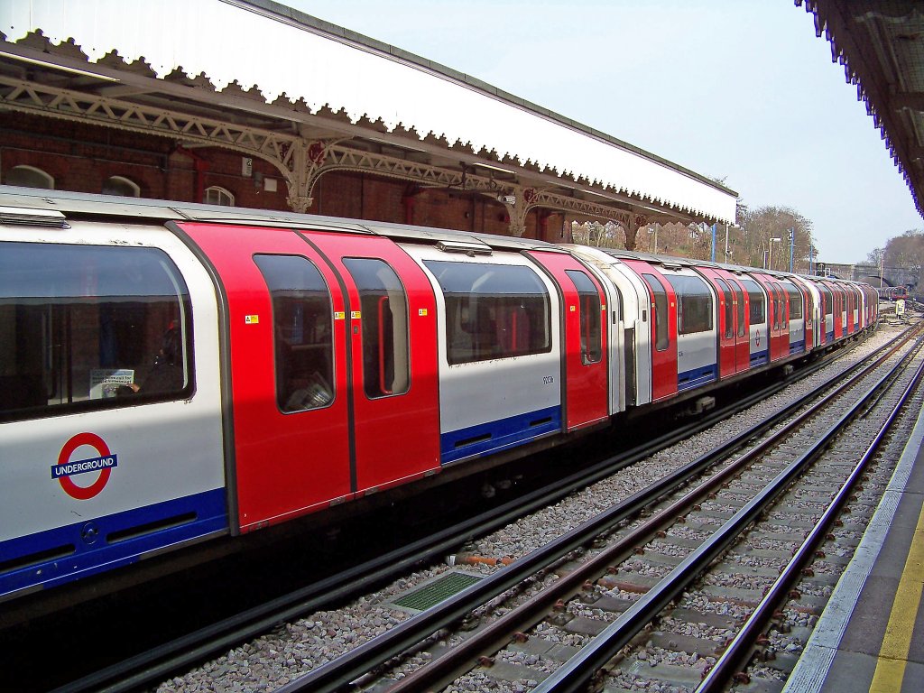 Stadtausw�rts fahrender Zug der Central Line in der Newbury Park Station, 18.3.010.