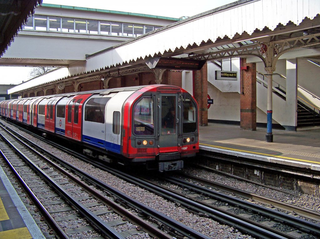 Stadtauswrts fahrender Zug der Central Line erreicht die Newbury Park Station, 18.3.010. Von diesen Kleinprofilfahrzeugen (hier: BR 1992 Tube Stock) stammt brigens auch die Bezeichnung  The Tube  oder einfach nur  Tube  (dt.: Rhre). Neben diesen Kleinprofilzgen gibt es noch entsprechend grere Groprofilzge. Die Unterscheidung in die einzelnen (Unter-) Baureihen ist jedoch schwierig, da sie sich (auen sichtbar) meistens nur in Details unterscheiden.