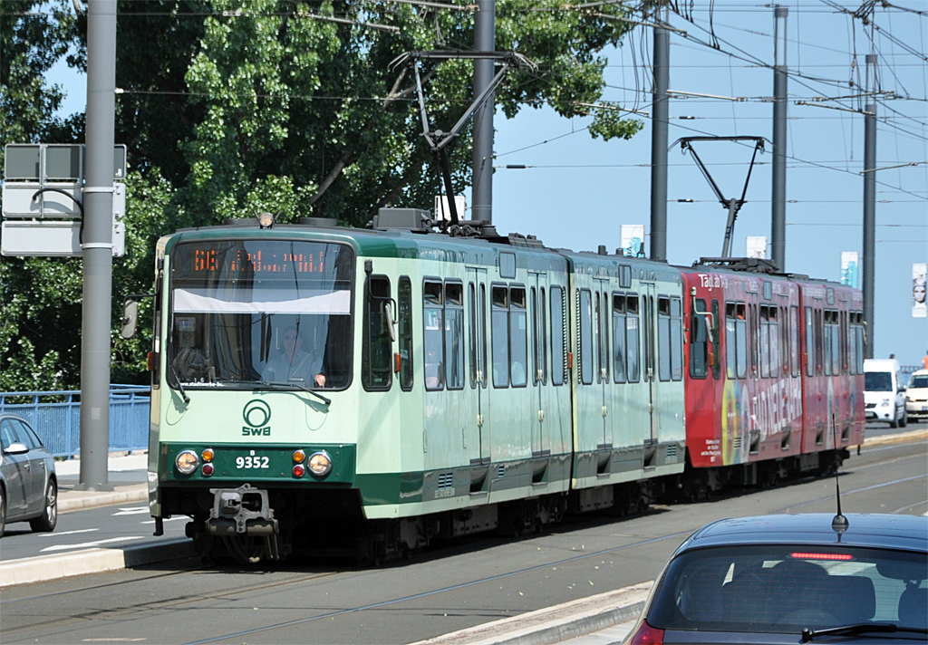 Stadtbahn Bonn Nr. 9352 der SWB bei der Auffahrt zur Kennedybrcke - 08.07.2013