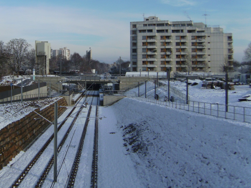 Stadtbahn Stuttgart: Erster Schnee auf der noch nicht eingeweihten Trasse der U6 Fasanenhof