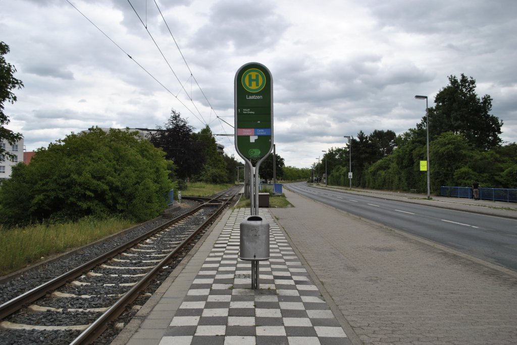 Stadtbahnhalltestelle  Laatzen der Stadtbahn Hannover noch ohne Hochbahnsteig, wann ihr mal einer gebaut wird steht noch nicht fest. Foto vom 13.06.2011.