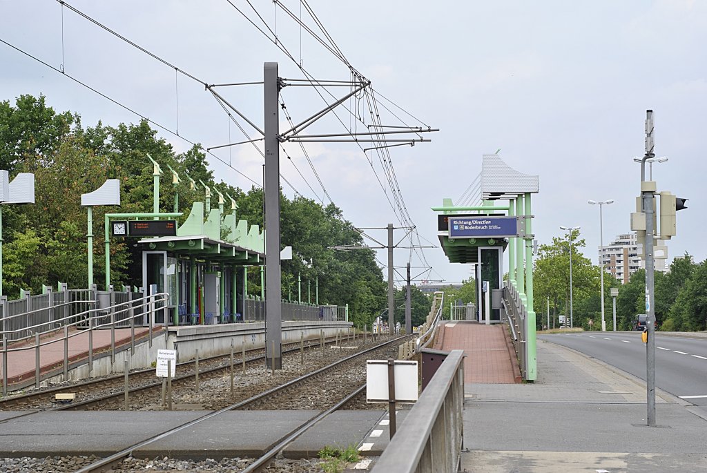 Stadtbahnhaltestelle Bahnhof/Karl-Wiechert-Allee der Stadtbahn Hannover, am 14.06.2011 in Hnanover. Hier verkehrt die Linie 4 (Roderbruch-Grabsen).