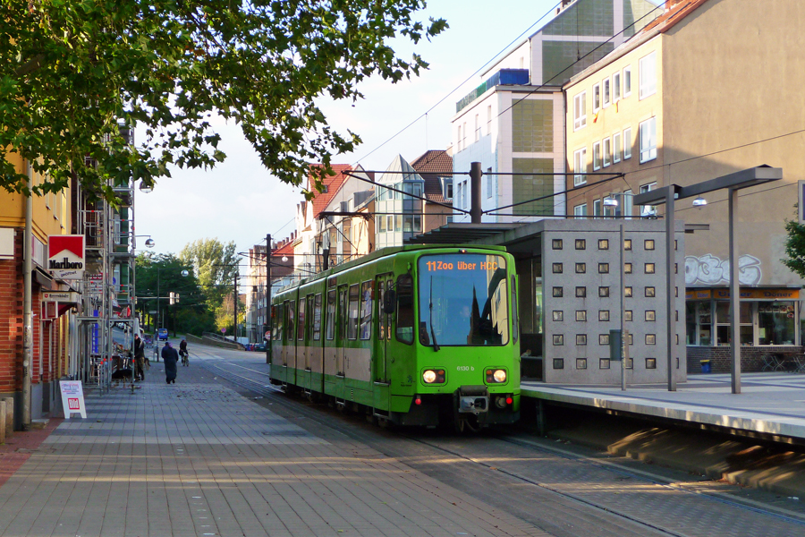 Stadtbahnwagen 6130 als Linie 11 Zoo . HCC an der Haltestelle Strangriede