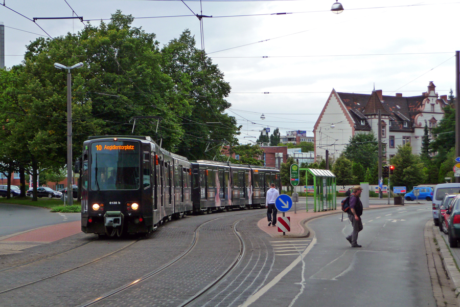 Stadtbahnwagen 6138+6144 als Linie 10 Aegidientorplatz an der Haltestelle Glocksee