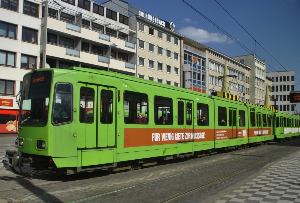 Stadtbahnzug der Linie 9 (Umleiterzug) an der Haltestelle Steintor, am 08.04.2012. In der Bahn sa� zuf�llig mein Arbeitskollege.