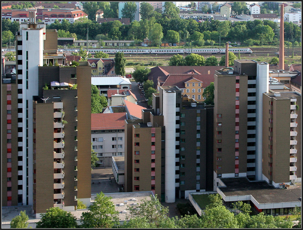 Stadtlandschaft mit Bahn - 

Der vertikalen Reihung der Fenster und Balkone des Wohnhochhauses setzt der Intercity-Zug eine horizontale Fensterreihung entgegen. Der IC fährt mit Steuerwagen voraus in Richtung Stuttgart. 

Esslinger Neckartal am 22.05.2011 (M)