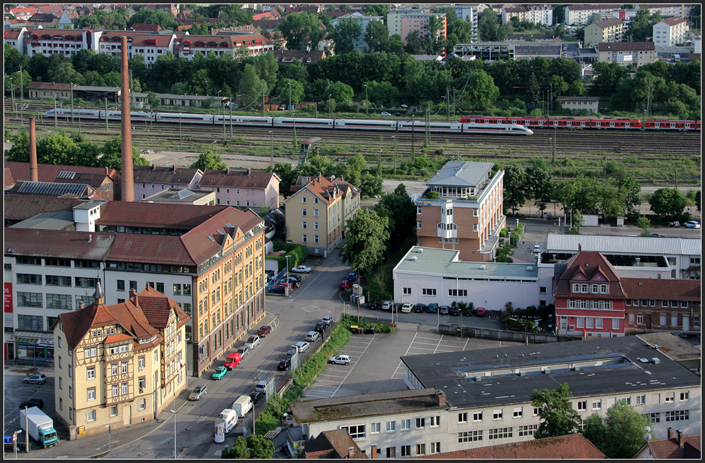 Stadtlandschaft mit Bahn - 

Mischgebiet im Esslinger Neckartal der Bahnlinie. Parallelfahrt eines ICE3 und einer S-Bahn. Die beiden Gebäude unten links sind recht interessant. Beim oberen wurde nur die alte Fassade erhalten und dahinter neu aufgebaut. 

22.05.2011 (M)