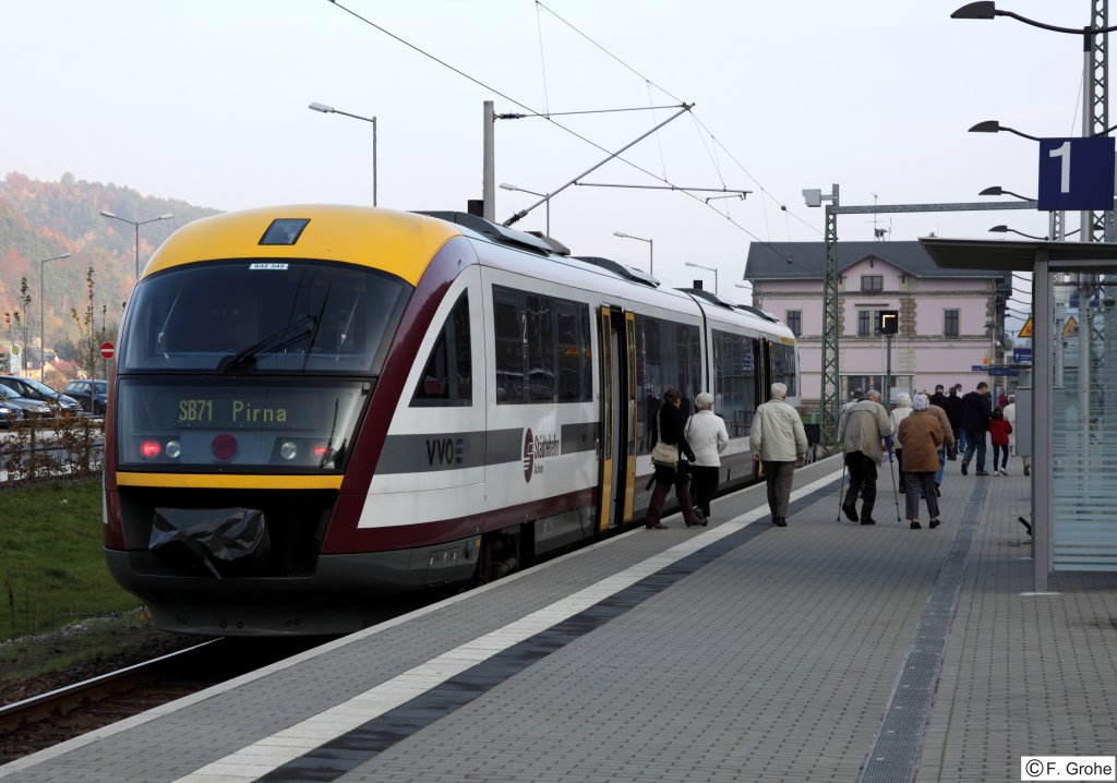Stdtebahn Sachsen 642 345-2 als SBS 32590 aus Pirna, fotografiert im Bahnhof Bad Schandau am 31.10.2011