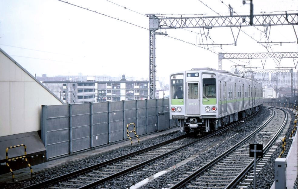 Städtische U-Bahn Tokyo, Shinjuku-Linie (1372mm-Spur), Serie 10-000, : Erster Zug 1971, Serie von 224 Wagen 1978-1997 gebaut. Heute teilweise durch neuere Wagen ersetzt. Bild: Ausfahrt des Zuges 10-120 aus Higashi Ôjima, 14.April 1980. 