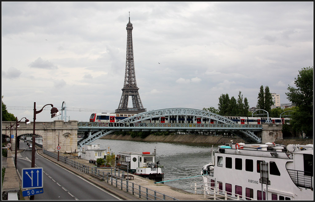 Stählern: Brücke und Turm - 

Ein Zug der RER Linie C auf der lange Zeit stillliegenden Seinebrücke bei der Station  Avenue du Pdt Kennedy . Am,25.09.1988 wurde diese Zweigstrecke der Linie C eröffnet. Sie nutzt außerdem ein Teil der ansonsten ungenutzten Inneren Ringstrecke (Petit Ceinture). 

20.07.2012 (M)