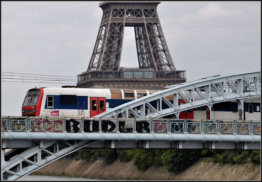 Stählern - 

Ein Doppelstockzug auf der RER-Linie C auf der Seinebrücke. 

20.07.2012 (J)