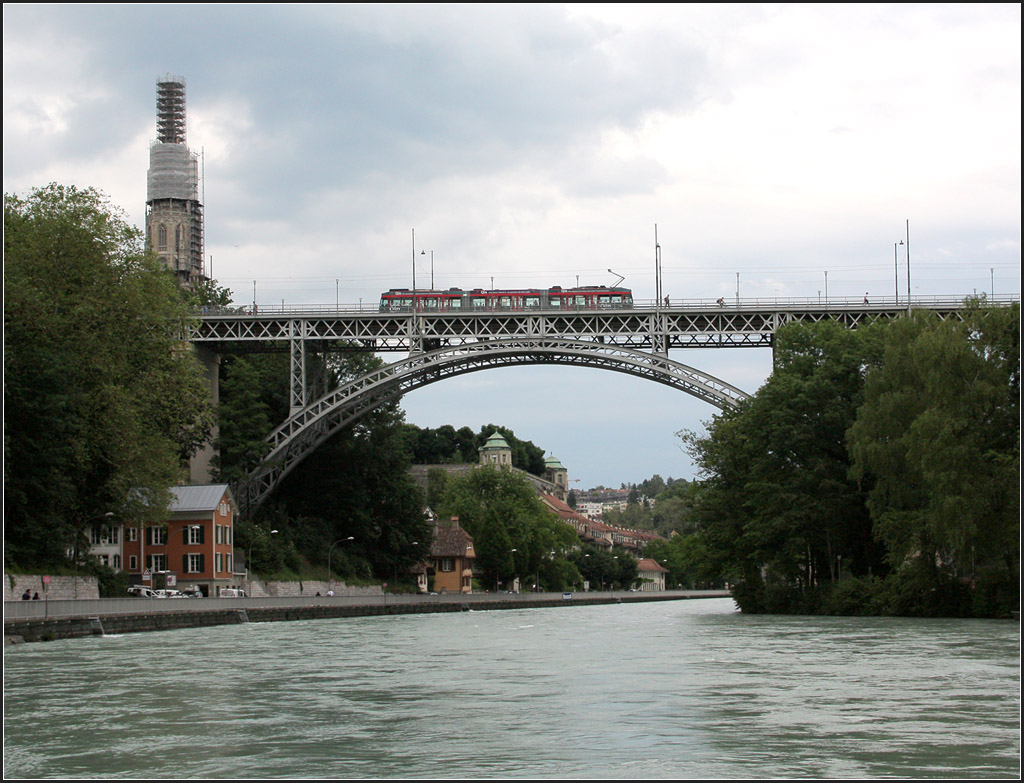 Stählerne Bogenbrücke - 

Kirchfeldbrücke in Bern mit Straßenbahn. Leider verdeckt ein Gerüst den Münsterturm. In der Hinsicht hatten wir in Basel mehr Glück. 

21.06.2013 (M)