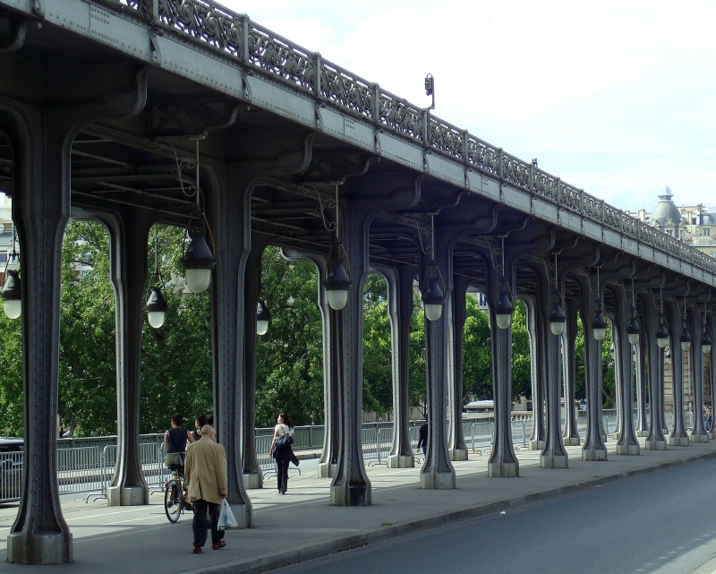 Sthlernes Metro-Viadukt ber der Seine, zwischen den Stationen Passy und Bir Hakeim - inzwischen 110 Jahre alt!  13.7.2009