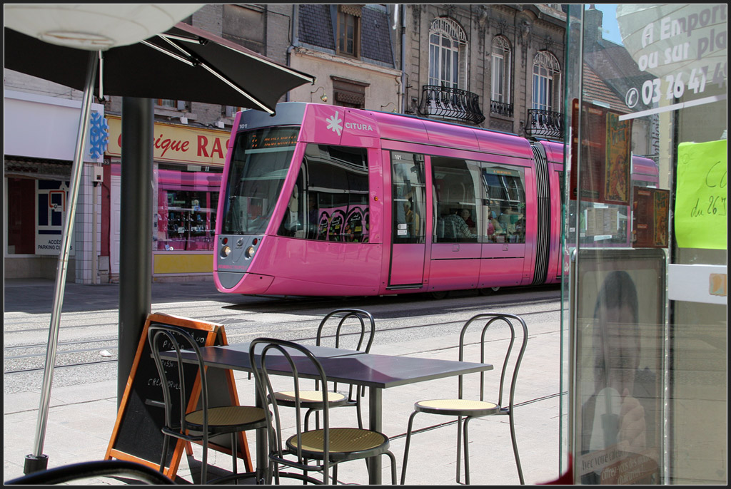 Stärkung mit Fotomöglichkeit - 

Tram 101 passiert in der Fußgängerzone die von uns aufgesuchte Pizzeria. 

23.07.2012 (M)