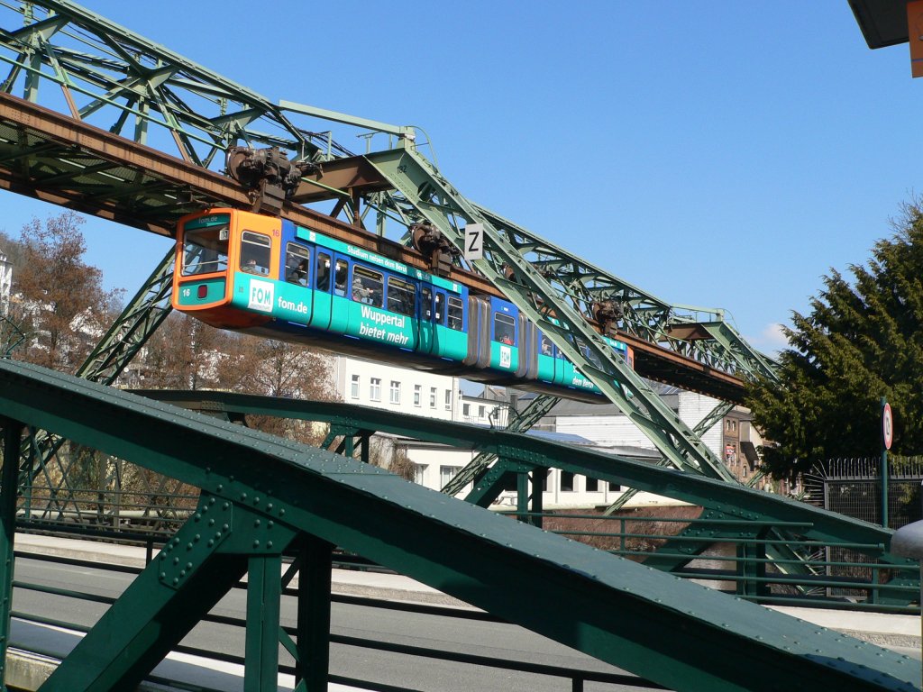 Stahl - das Element (nicht nur) der Schwebebahn. Hier fährt ein Zug Richtung Vohwinkel in der Pestalozzistraße ein. 2.4.2013