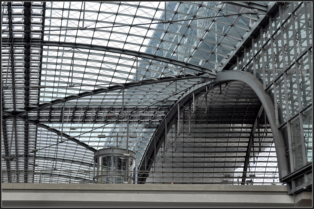 Stahl und Glas - 

Hauptbahnhof Berlin. 

17.08.2011 (J) 