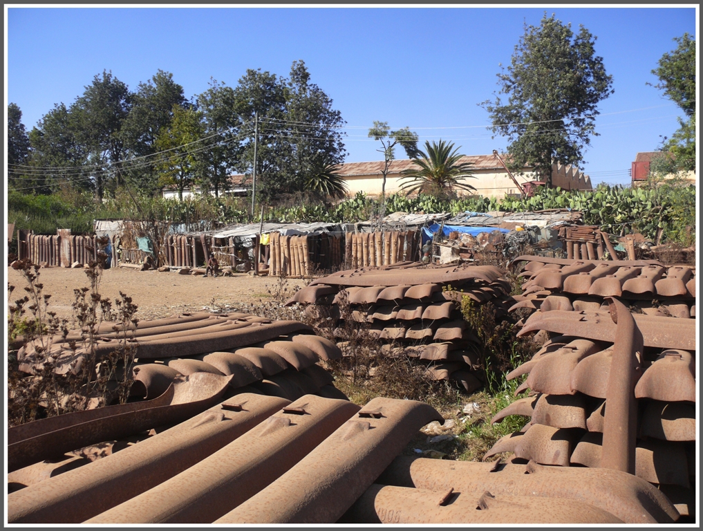Stahlschwellen als Fussballplatzbegrenzung. Im Hintergrund sind die Hallen des Ausbesserungswerks Asmara sichtbar. (31.01.2012)