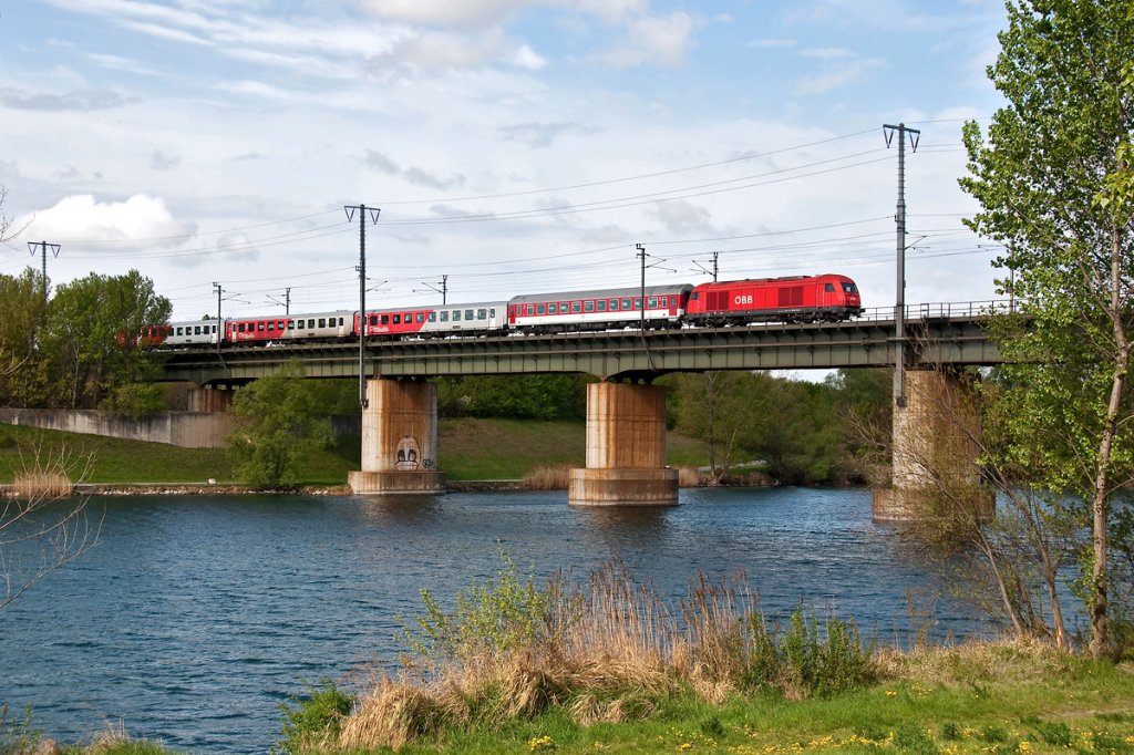 Standard auf der Brcke ber die neue Donau zwischen Wien Praterkai und Wien Lobau. REX 2509 (Bratislava Hbf. - Wien Sdbahnhof Ost), am 22.04.2012,