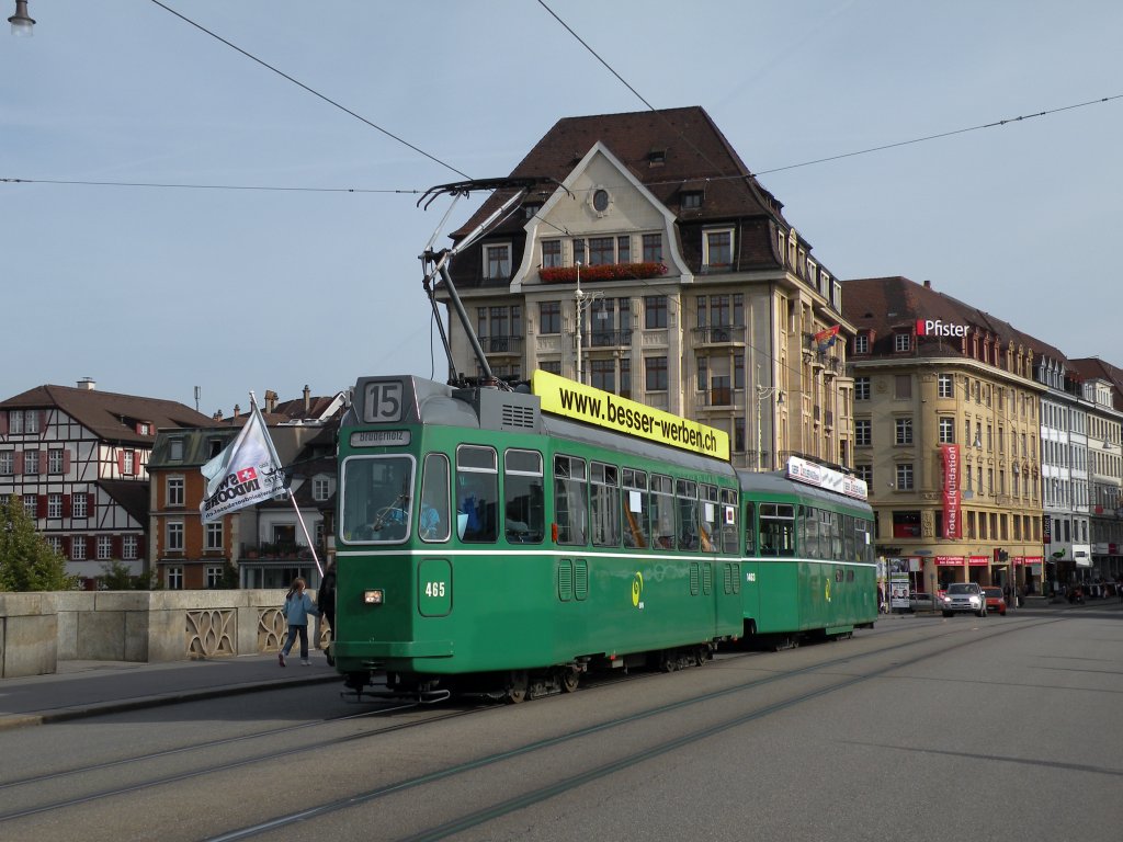 Standard Zug auf der Linie 15 mit dem Be 4/4 465 und dem B 1463 S berqueren die Mittlere Rheinbrcke Richtung Haltestelle Schifflnde. Die Aufnahme stammt vom 13.10.2012.