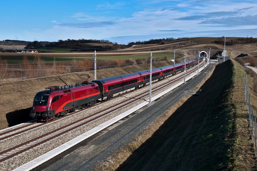 Standardverkehr auf der NBS Hhe Tunnelkette Perschling. Die Aufnahme des railjets 564 Richtung Westen entstand am 03.02.2013 zwischen dem Reisenbergtunnel und dem Raingrubentunnel.