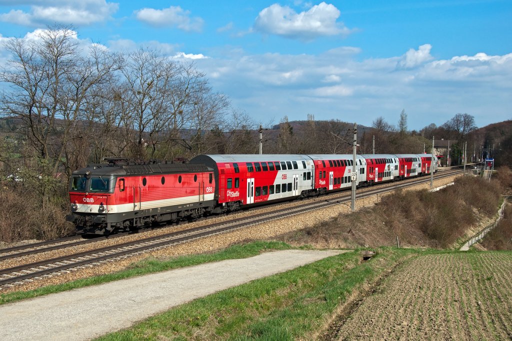 Standardverkehr auf der Westbahn. 1144 272 fhrt mit REX 1626 seinem nchsten Aufenthalt in Neulengbach Stadt entgegen. Unter Oberndorf, am 02.04.2011,