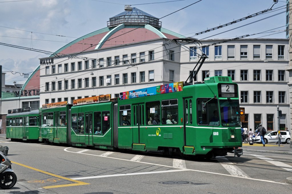 Standartzug auf der Linie 2. Be 4/6S 680 und ein B4 fahren Richtung Bahnhof SBB. Die Aufnahme stammt vom 12.06.2013.