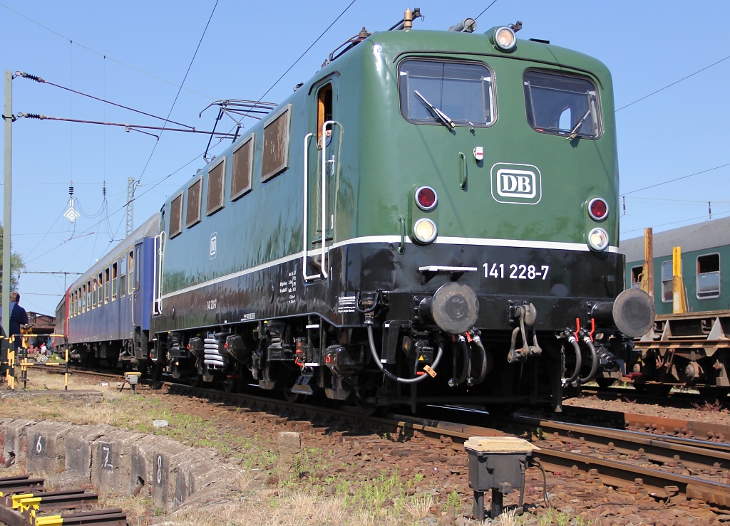 Star des Tages an den Bahnwelttagen 2011 in Darmstadt-Kranichstein war (nach Ausfall der S3/6) natrlich die am 27.05.2011 in Frankfurt frisch Hauptuntersuchte 141 228-7! Bei einigen Testfahrten vor kurzem schon gesichtet, hatte sie doch an diesem Wochenende ihr Debt und bespannte mit ebenso berhmten Kolleginnen einen Pendelzug von Darmstadt-Kranichstein nach Darmstadt Hbf. Ein Augen- und Ohrenschmaus! Nussknacker is back! Aufgenommen am 02.06.2011.