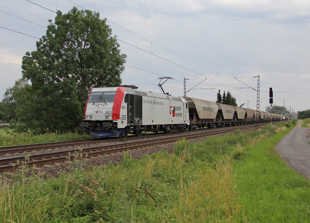 Stargast-Alarm auf der KBS 613! Am 12.07.2011 kam 185 665-7 mit einem Getreidezug in Richtung Norden ber die Hausstrecke. Aufgenommen kurz hinter Eschwege West.