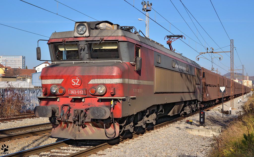 Stark verschmutztes SZ 363-012 mit Erzzug fhrt durch Maribor-Tabor; Fahrtrichtung Hafen Koper. / 28.11.2011